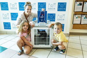 Young kids with Mom leaving Dakin with new cat